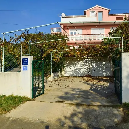 Guest house Apartments Silvana 597 3*